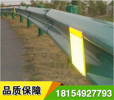 道路輪廊標(biāo)的英文名稱 Delineator，它是沿道路兩側(cè)邊緣設(shè)置、用于顯示道路邊界輪廓、指引車輛正常行駛、具有逆反射性能的一種交通安全設(shè)施，從功能上說，輪廓標(biāo)是一種視線誘導(dǎo)設(shè)